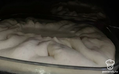 Выпекать на медленном огне около часа, главное чтобы начинка застыла, перестала быть как желе.