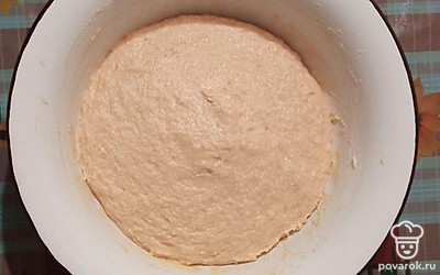 Приготовьте тесто.
В теплом молоке разведите 250 граммов сахара и дрожжи, оставьте подходить. Разотрите сливочное масло (предварительно немного подтаявшее) с 10 граммами ванильного сахара, яйцами, солью и 150 граммами сахара. Активные дрожжи смешайте с яично-масляной смесью и введите муку. Тесто получается густое и липкое. 