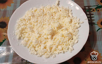 В это время приготовьте крошку. 
Холодное сливочное масло (100 граммов) перетрите с сахаром (200 граммов) и ванильным сахаром (10 граммов) при помощи вилки. Отправьте крошку в холодильник.