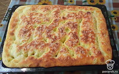 Поставьте выпекаться в предварительно разогретую духовку до 170-180 градусов приблизительно на 40-45 минут. Готовность проверьте шпажкой. Когда пирог пропечется, достаньте из духовки и полейте сливками. Снова отправьте пирог в духовку на 10 минут. После чего достаньте из духовки и дайте пирогу-булке остыть.