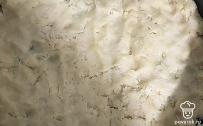 Масло натираем на терке в муку и хорошо растираем в крошку. Добавляем сахар пол стакана яйцо 1 и разрыхлитель. Замешиваем тесто, убираем в холодильник на 10 минут. 