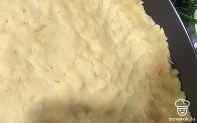 Смазываем форму маслом и выкладываем тесто с бортиками. Далее готовим начинку. 