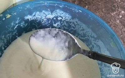 Смешиваем яйца с сахаром (5 ст. ложек), добавляем ванилин и сметану (500 г), хорошо перемешиваем. 