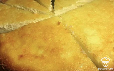 Подавайте, украсив ягодами. Пирог получается очень вкусный и нежный. 