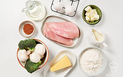 Куриные яйца помойте. Шампиньоны и брокколи при необходимости разморозьте, помойте и мелко покрошите. Куриное филе разморозьте в холодильнике в течение 2 часов, помойте, отварите и нарежьте маленькими кубиками. Сыр натрите на терке. Растопите сливочное масло. Разогрейте духовку до 180 градусов. Зелень петрушки помойте, обсушите на бумажных полотенцах и мелко покрошите.