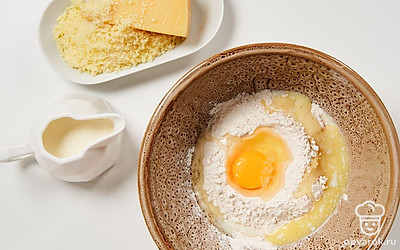 Замесите тесто. Смешайте муку, воду, растопленное сливочное масло, яйцо и соль. Вымесите тесто, накройте его пищевой пленкой и уберите в холодильник на 30 минут.