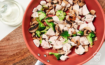 Сделайте начинку. Брокколи и шампиньоны обжарьте на растительном масле на среднем огне в течение 10 минут. Добавьте куриное филе, хорошо перемешайте, посолите, обжарьте 5 минут и снимите с огня.