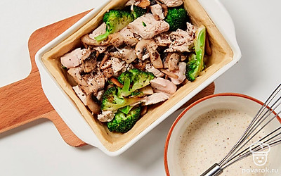 Приготовьте пирог. Смешайте венчиком сливки, тертый сыр, яйцо, соль и мускатный орех. По дну формы для запекания распределите тесто ровным слоем, на него выложите начинку и залейте заливкой. Выпекайте в разогретой до 180 градусов духовке в течение 50 минут.