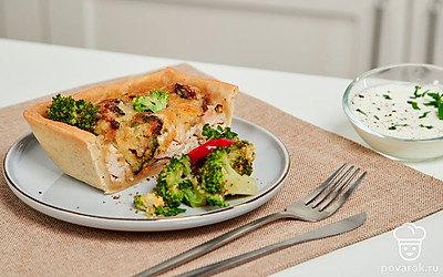 Подавайте лоранский пирог с курицей, грибами и брокколи, посыпав его рубленой зеленью петрушки.