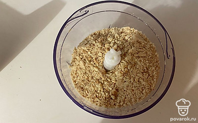 Измельчите все в крошку.