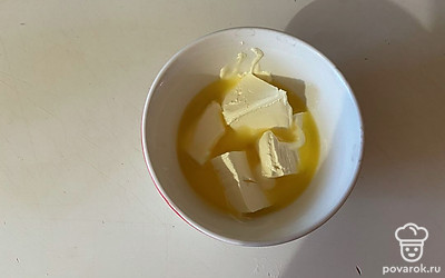 Сливочное масло растопите в микроволновой печи.