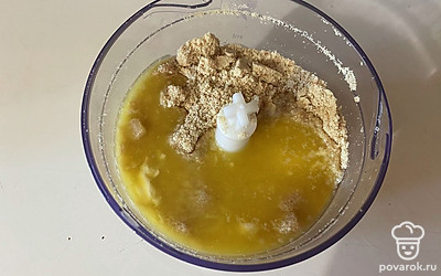 Вылейте растопленное масло к крошке из печенья.