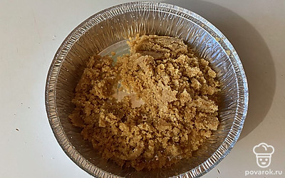 Выложите крошку из печенья и масла в форму для выпекания.