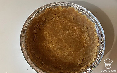 При помощи рук утрамбуйте на дно и бока формы.