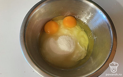 В миске соедините сметану, сахар и яйца.