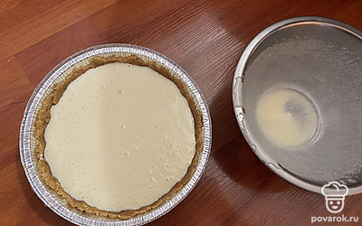 Сметанную спесь вылейте в песочную основу.