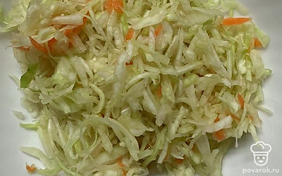 Капусту и морковь нашинкуйте, посолите и перетрите.