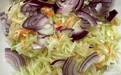 Нарежьте лук.