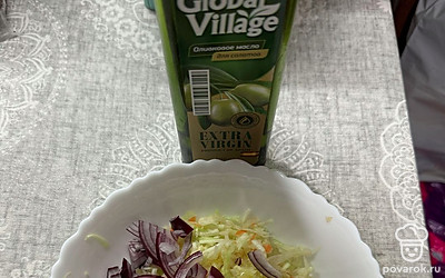 Добавьте уксус и оливковое масло. Перемешайте.