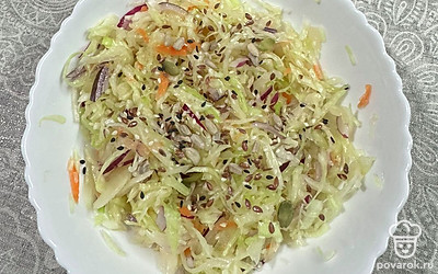 Украсьте семенами чиа, тыквенными семечками и кунжутом.