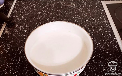 В отдельной посуде взбить яйца с сахаром, добавить кефир и соду. 