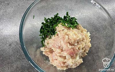 Для приготовления начинки куриное мясо и лук нужно измельчить в мясорубке или комбайне. Добавить порезанную зелень. Посолить и поперчить.