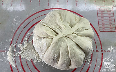 Края теста соединить сверху. Защипнуть. Пирог перевернуть и нажимая пальцами от центра к краям сделать тонкую лепешку. 