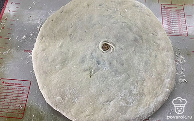 В середине сделать отверстие. Отправить в разогретую до 250 градусов духовку, примерно на 10 минут. Вытащить из духовки и сразу смазать сливочным маслом.