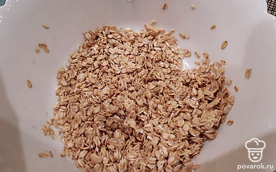 В миску положить овсянке хлопья, добавить молоко.