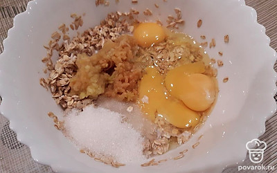 Добавить яйца, сахар, натертые яблоки, разрыхлитель, перемешать.