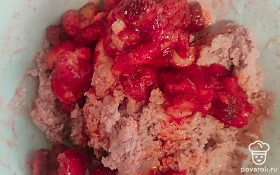 Всыпать отложенную клубнику и всё хорошо перемешать. 