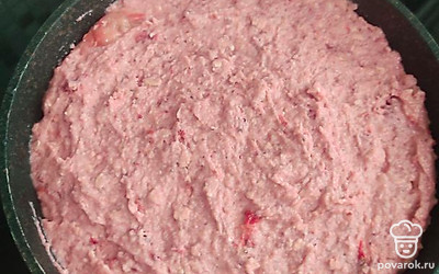 Выложить тесто в форму, предварительно смазанную маслом. Поставить запекаться на 40-50 минут на 160 градусах.