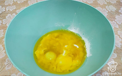 В чашу выложить растопленное сливочное масло (или маргарин), добавить яйцо, соль, сахарную пудру (или сахар) и перемешать.