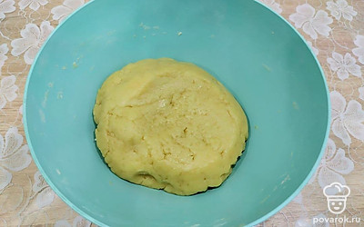 Тесто разделить на две части, одну побольше, другую поменьше.