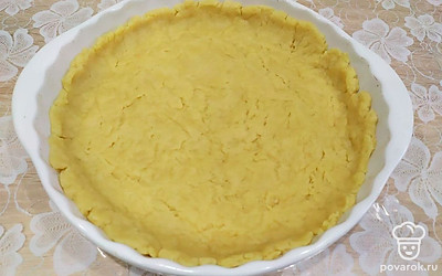 Взять ту часть, что побольше, и сформировать дно и бока на форме для выпечки.