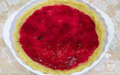 Выложить повидло (у меня клубничное) на основу и равномерно распределить ложкой.