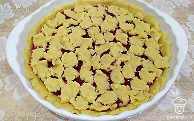 Меньшую часть теста порвать руками и выложить на поверхность начинки. Выпекать в разогретой духовке 30-40 минут при 180 градусах.