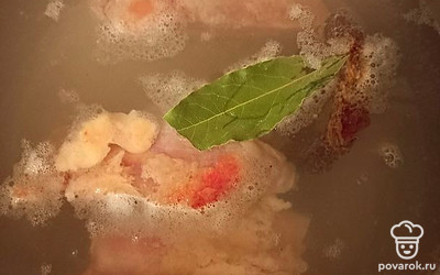 Отвариваем 300 г курицы (у меня это филе бедра, у вас может быть и грудка).