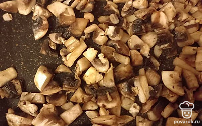 Нарезаем и обжариваем на растительном масле  100 г шампиньонов. 