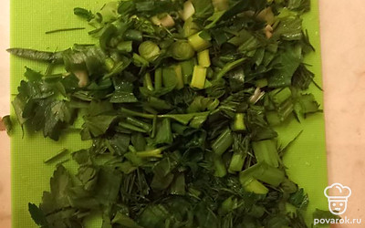 Нарезаем 50 г свежей зелени ( у меня это лук, укроп и петрушка)