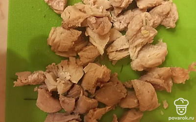 Режем варёную курицу кусочками.