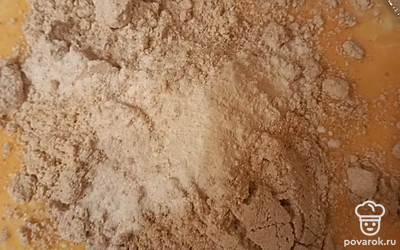 Добавить в массу 150 г муки , 5 г разрыхлителя, соли по вкусу.