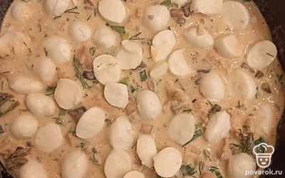 Сверху выложим сыр (у меня это моцарелла, у вас может быть любой твёрдый тёртый сыр). И убираем в духовку на 20 минут.