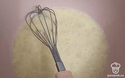 Положить соль, одну столовую ложку сахара, одно яйцо, дрожжи, молоко (слегка тёплое) и подсолнечное масло. Далее добавить муку и замесить тесто. 