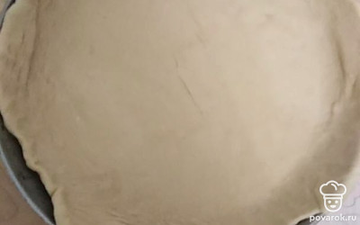 Смазать сковородку маслом и разложить тесто. Лишние края убрать. 