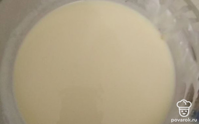 Для начинки четыре яйца, шесть столовых ложек сахара и сметану 450 г. Сметану можно использовать как 20%, так и 15%. Тщательно размешать. 