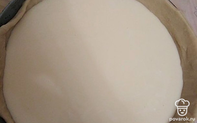 Залить тесто начинкой. 