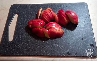 Яблоки порежьте на дольки.