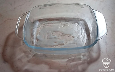 Форму для выпечки смажьте сливочным маслом.