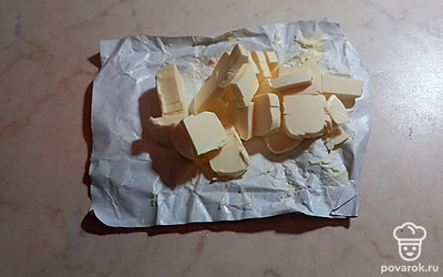 Сливочное масло нарежьте на кусочки.